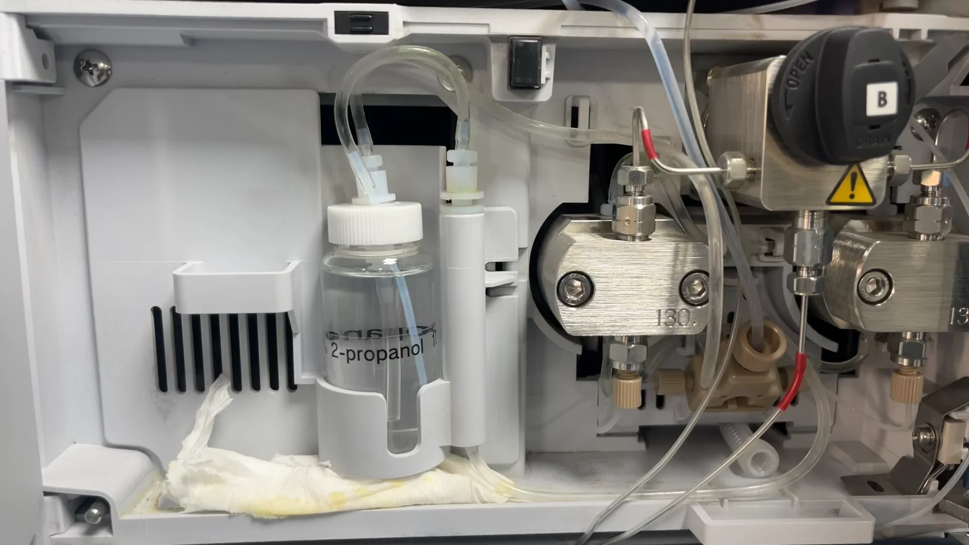 نشتی سیل پمپ HPLC Shimadzu Nexera قبل از تعمیر